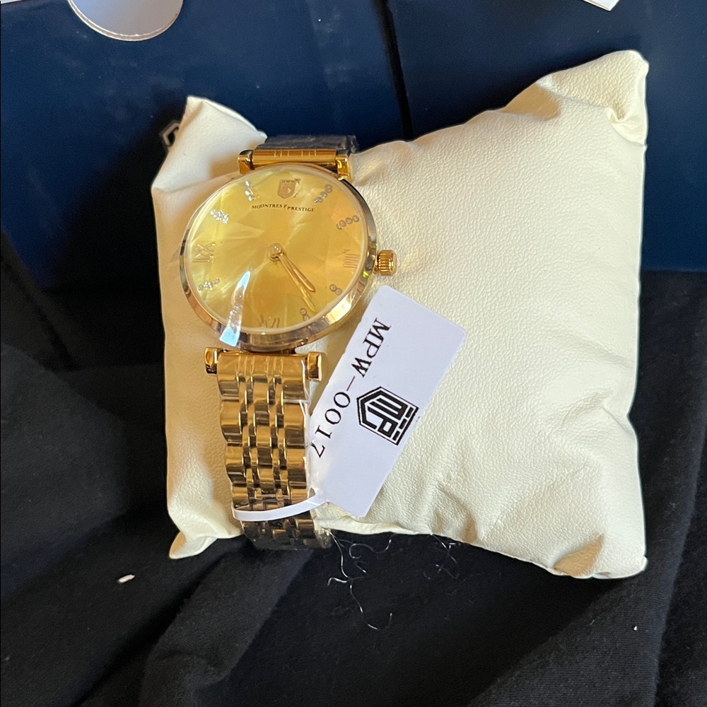 Elegant Gold Women's Watch by [Brand]